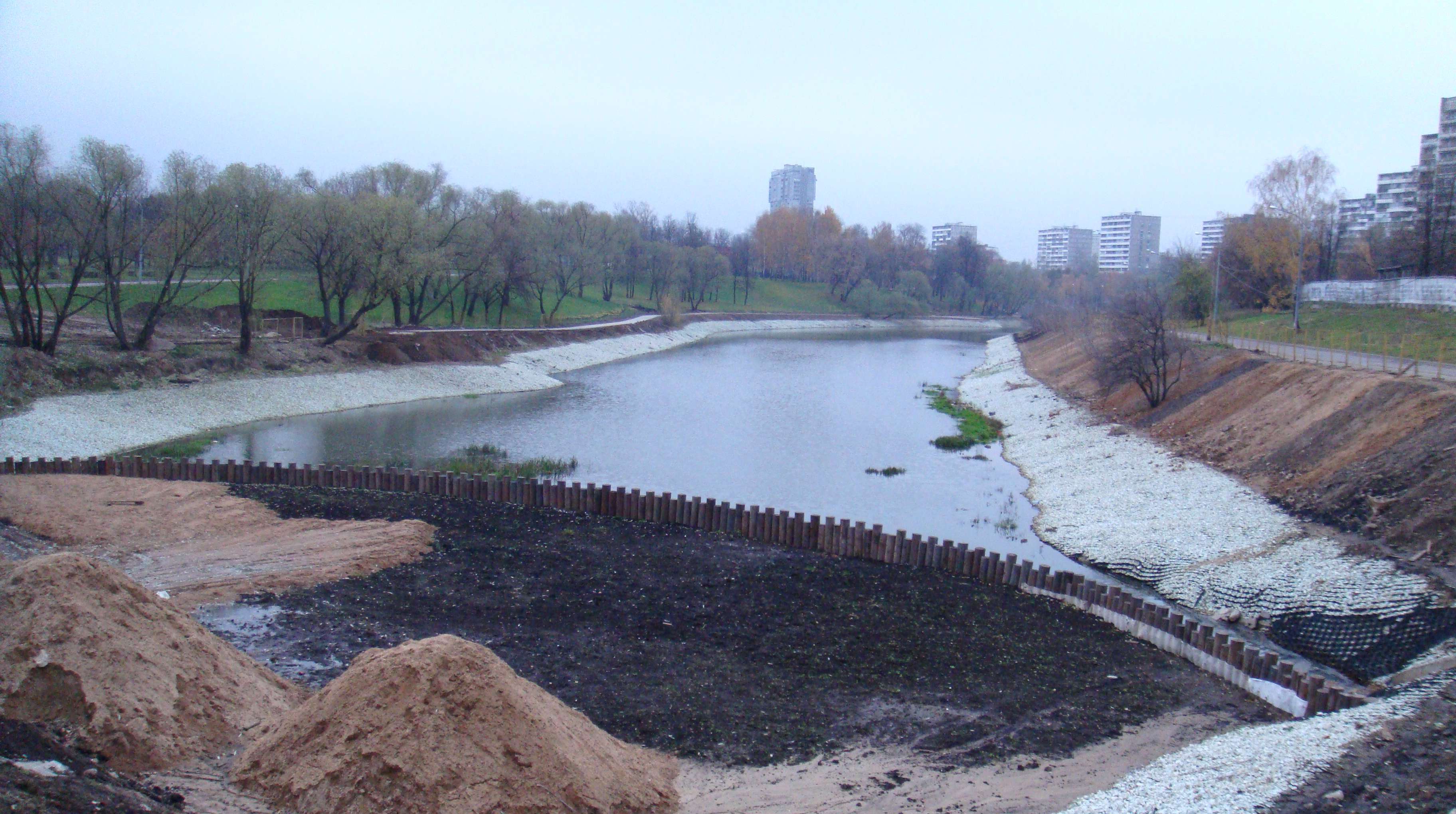 Черкизовский пруд — один из самых старых сохранившихся прудов Москвы (XIV в.). Фотография реконструкции пруда в 2010 г.