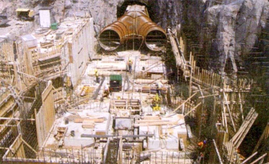 Строительство здания ГЭС (июль 2007 г.)
