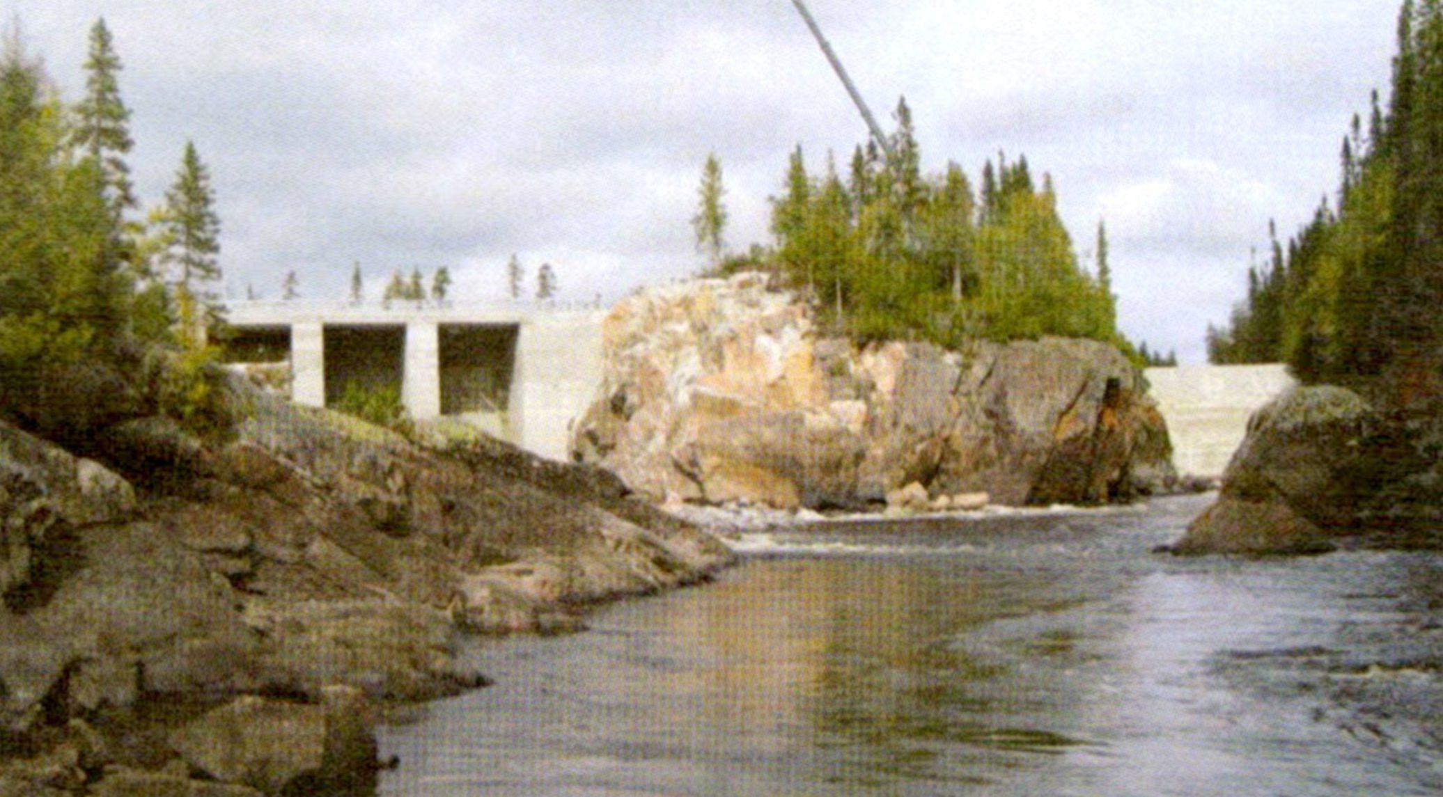 Вид с нижнего бьефа на плотину и водосброс (октябрь 2008 г.)