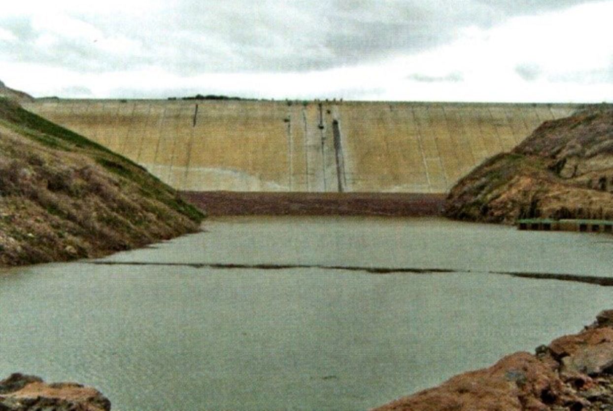 Общий вид плит экрана и насыпи во время повторного наполнения водохранилища