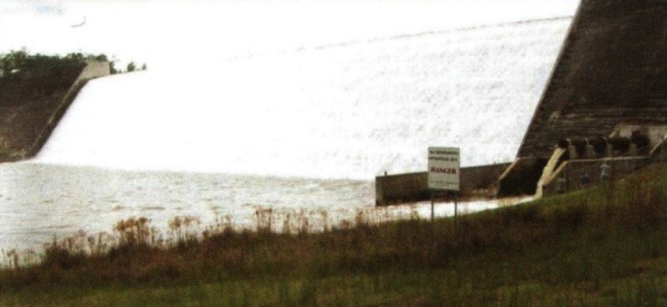 Работа ступенчатого водослива плотины Биг Хейнс после прохождения урагана 2004 г.