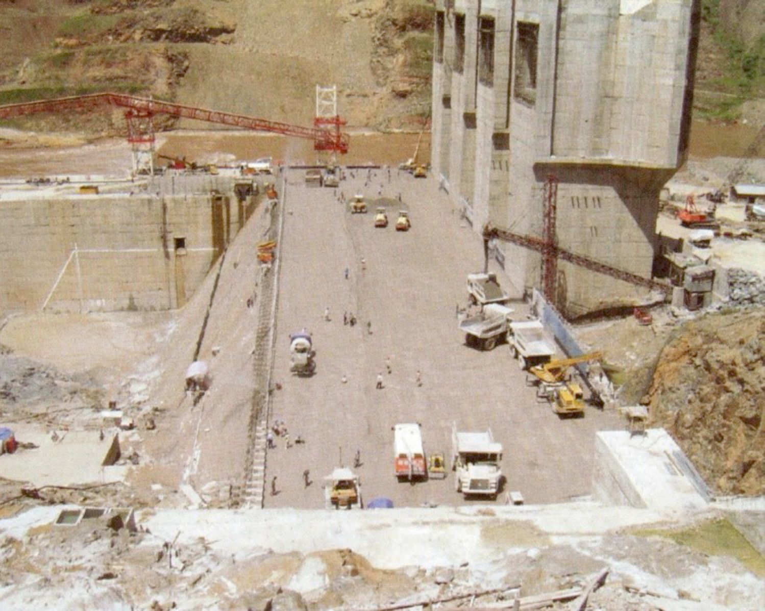 Укладка укатанного бетона (этап 4a)