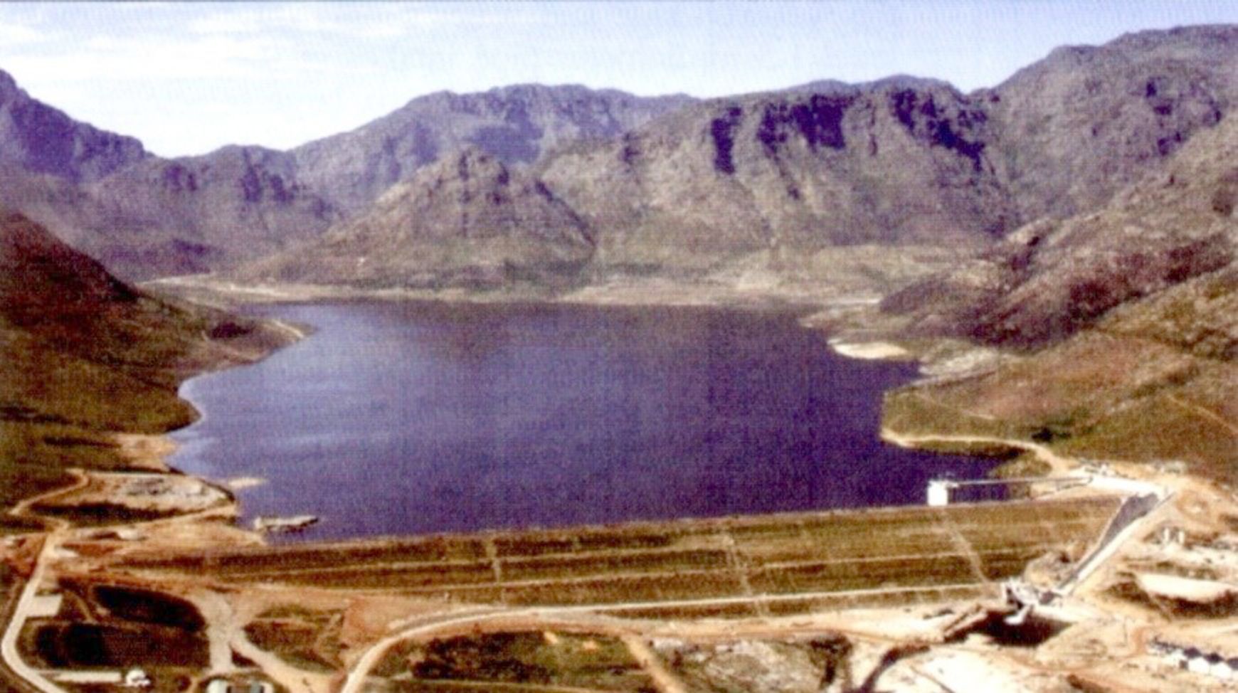 Аэросъемка плотины в октябре 2007 г. (водохранилище наполнено на 42 %)