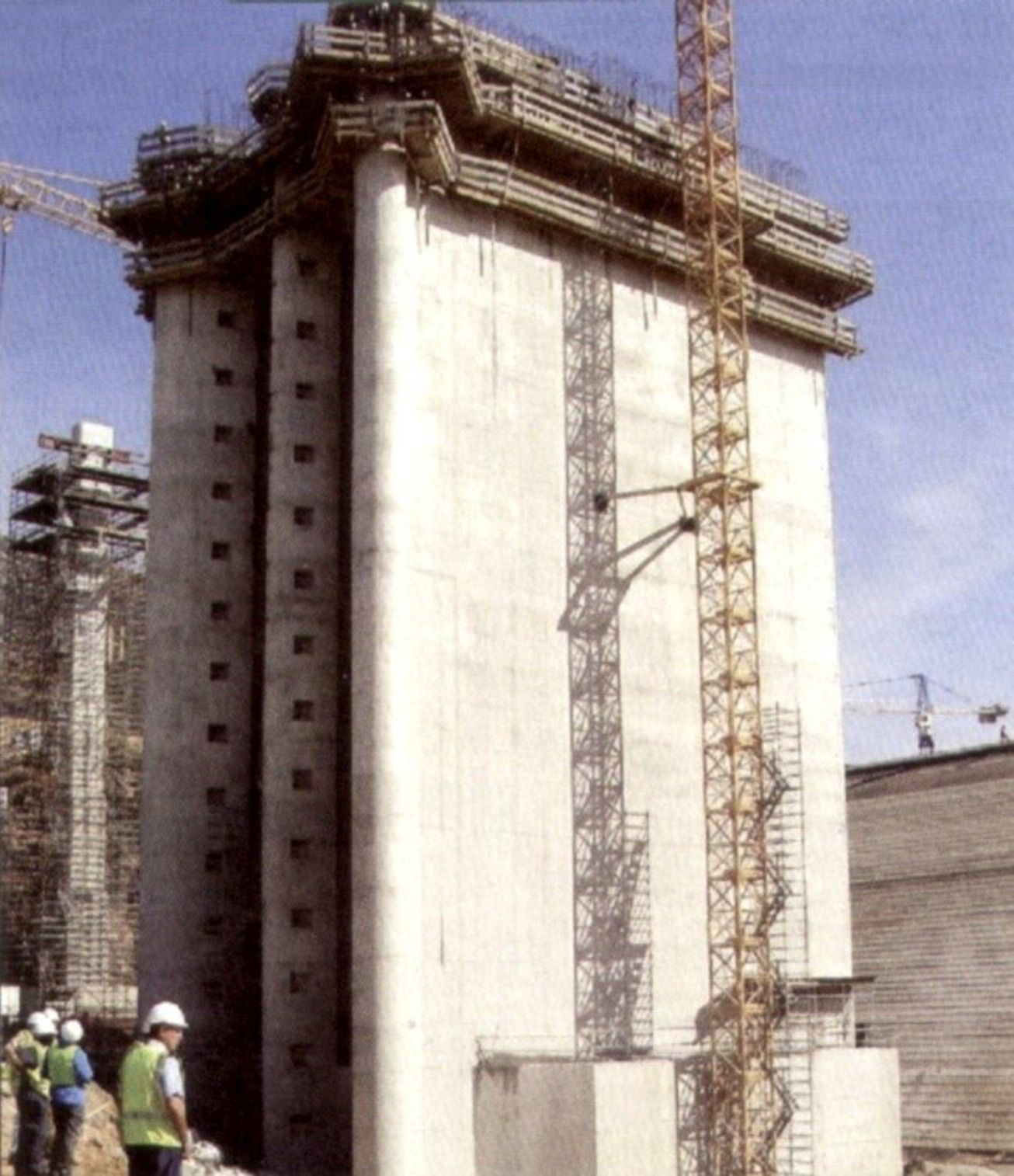 Строительство башни водоприемника. Слева — опора служебного мостового перехода. В основании башни видно уширение, выполненное для восприятия сейсмической нагрузки