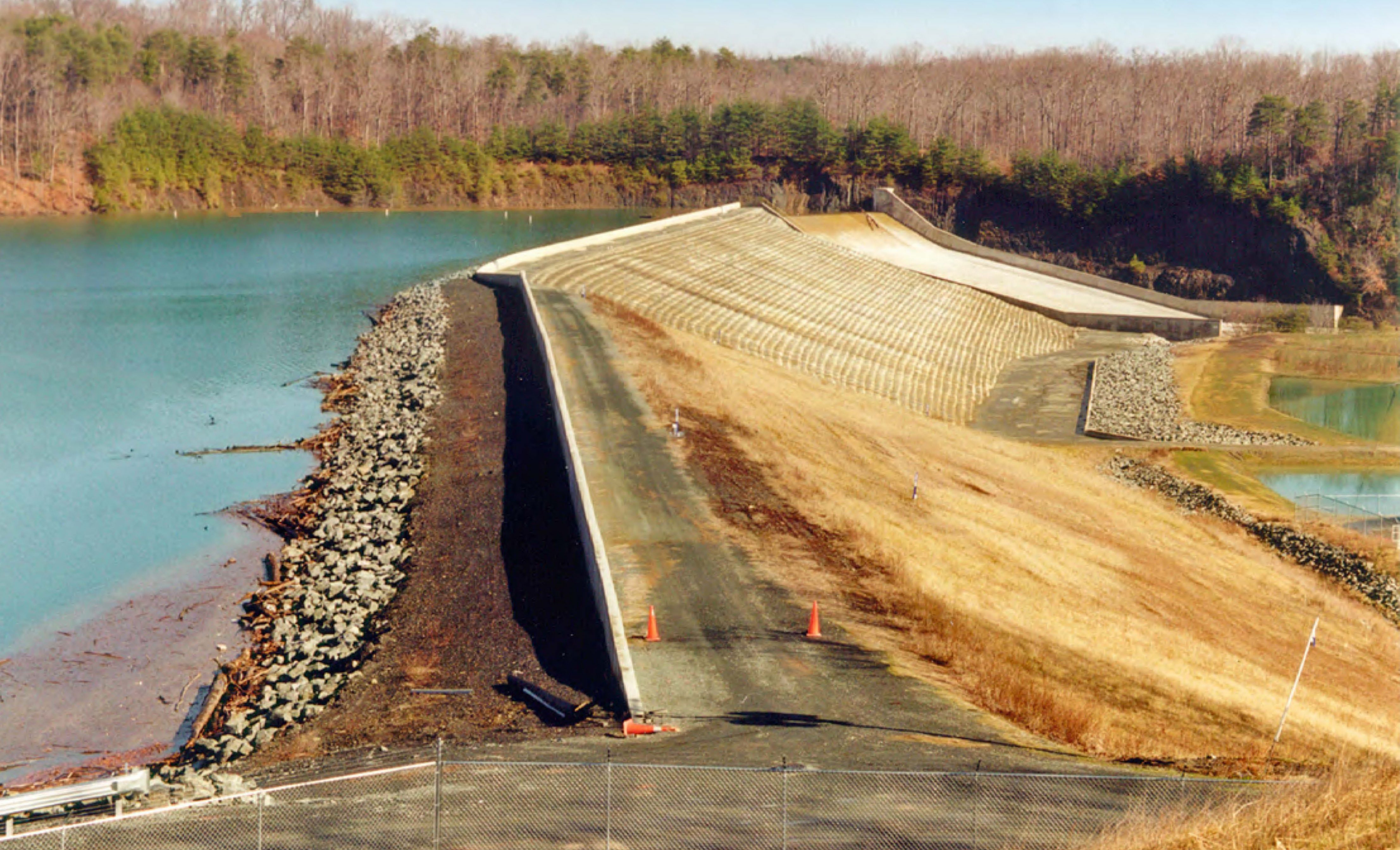 Вид с правого берега на гидроузел Смит Лейк после реконструкции