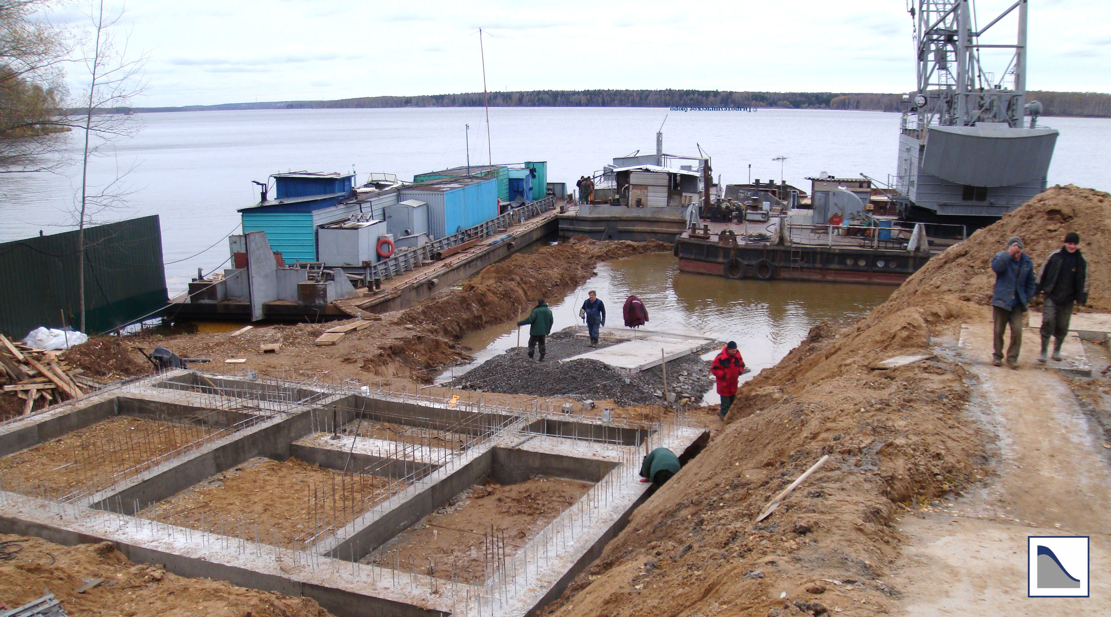 Возведение пандуса слипа и фундамента эллинга (Пестовское водохранилище) Строительство слипа и эллинга на Пестовском водохранилище (Московская область)